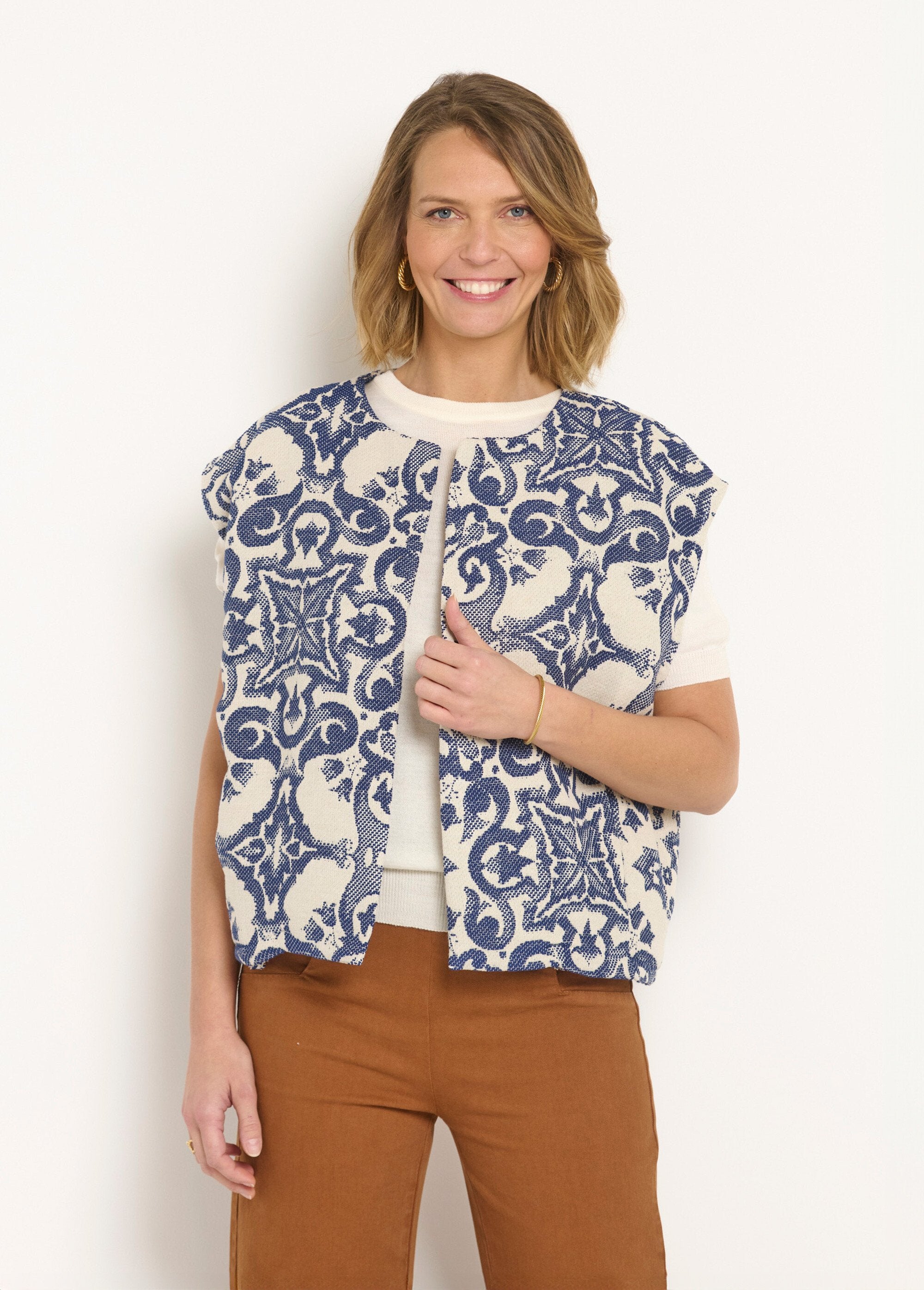 Giacca_senza_maniche_con_scollo_rotondo_in_jacquard_Bleu_FA1_slim