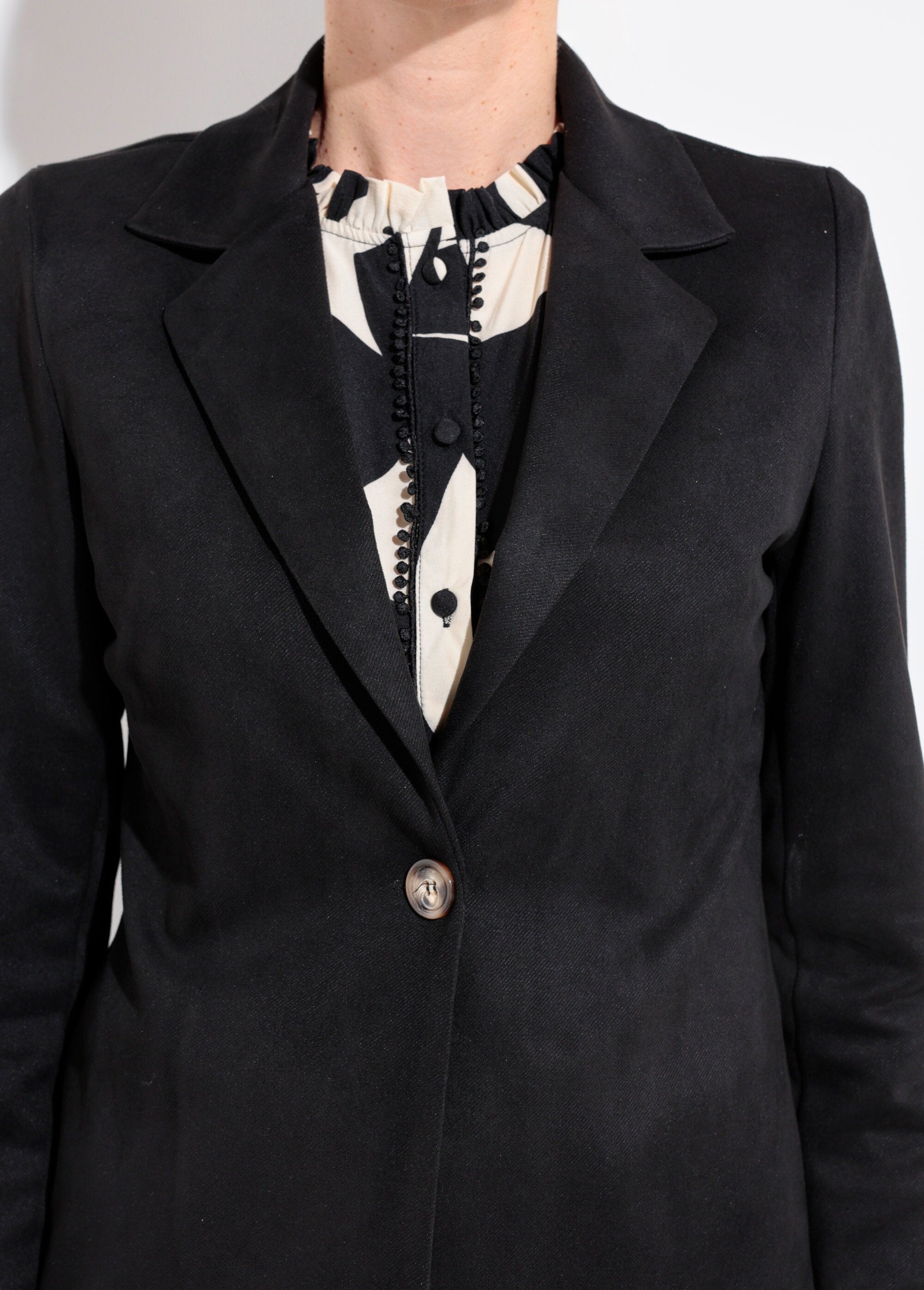 Giacca_con_collo_a_1_bottone_in_morbido_twill_Noir_DE1_slim