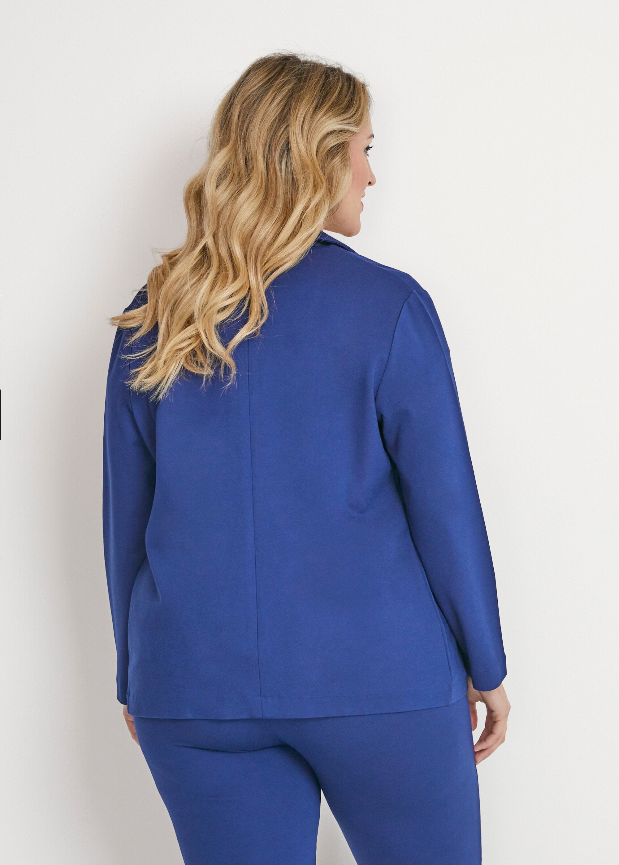 Giacca_button-down_in_maglia_blu_navy_DO1_curvy