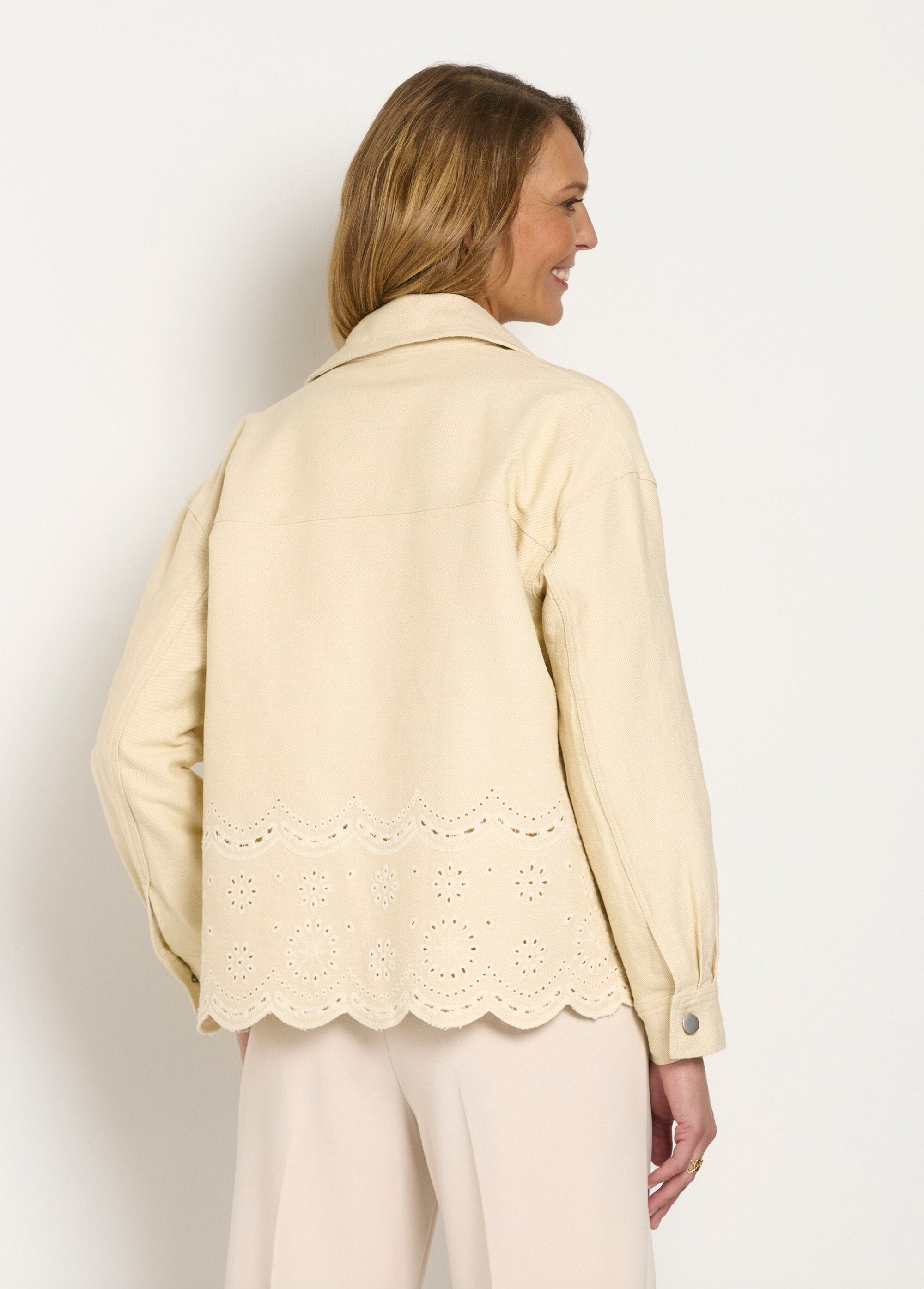 Giacca_di_jeans,_stile_broderie_anglaise_Beige_DO1_slim