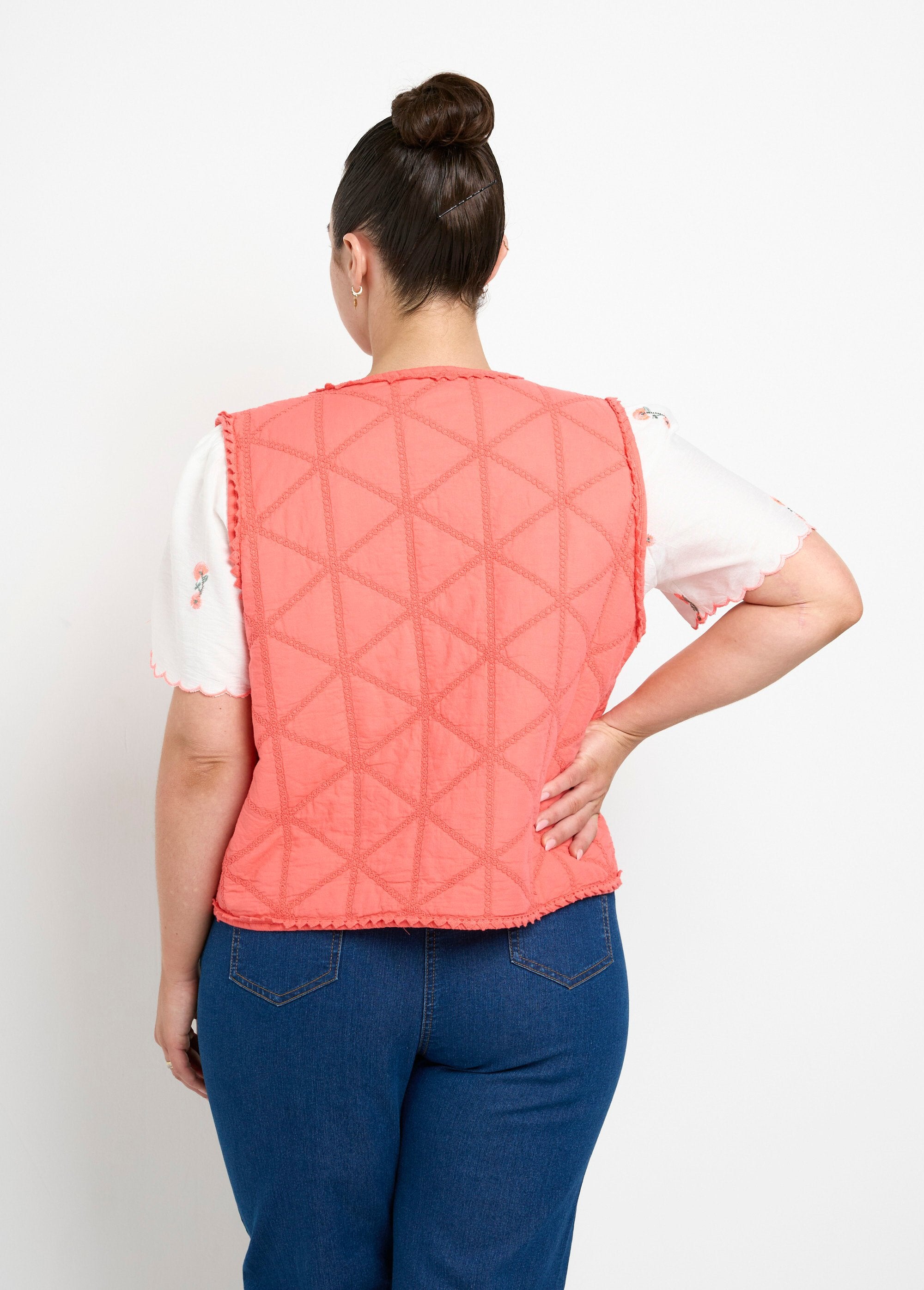 Giacca_trapuntata_ricamata_senza_maniche_Corail_DO1_curvy