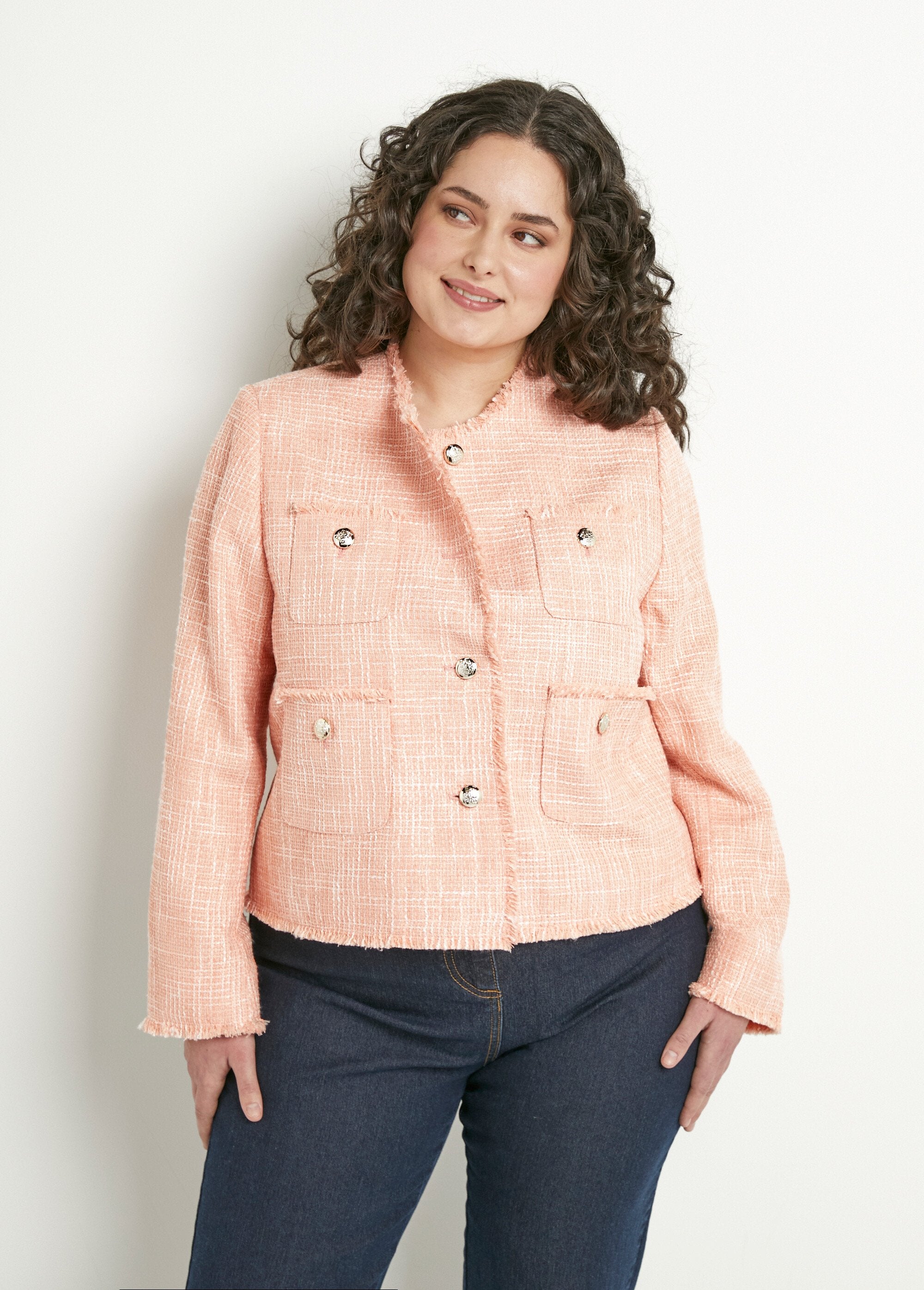 Veste_sans_col_boutonnée_courte_tissu_natté_uni_Abricot_FA1_curvy