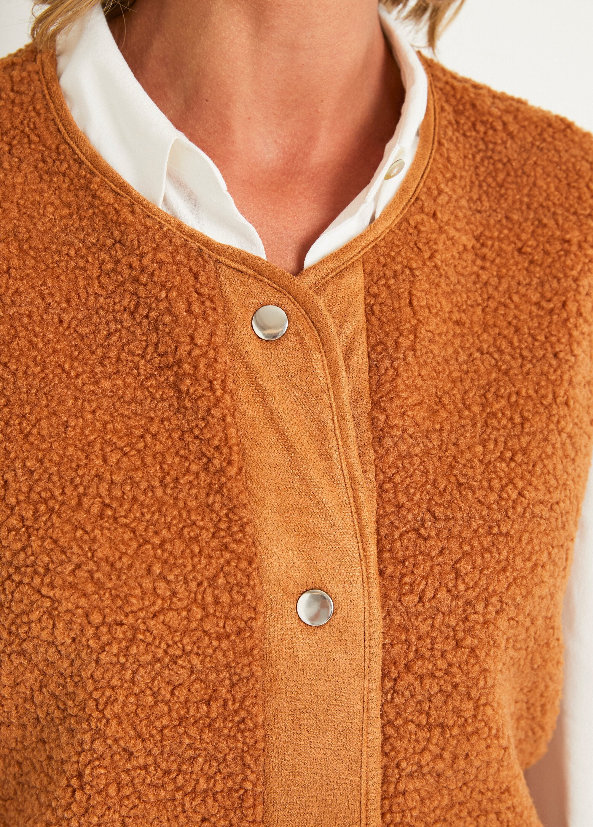 Veste_sans_manches_tout_douce_en_sherpa_Caramel_DE1_slim