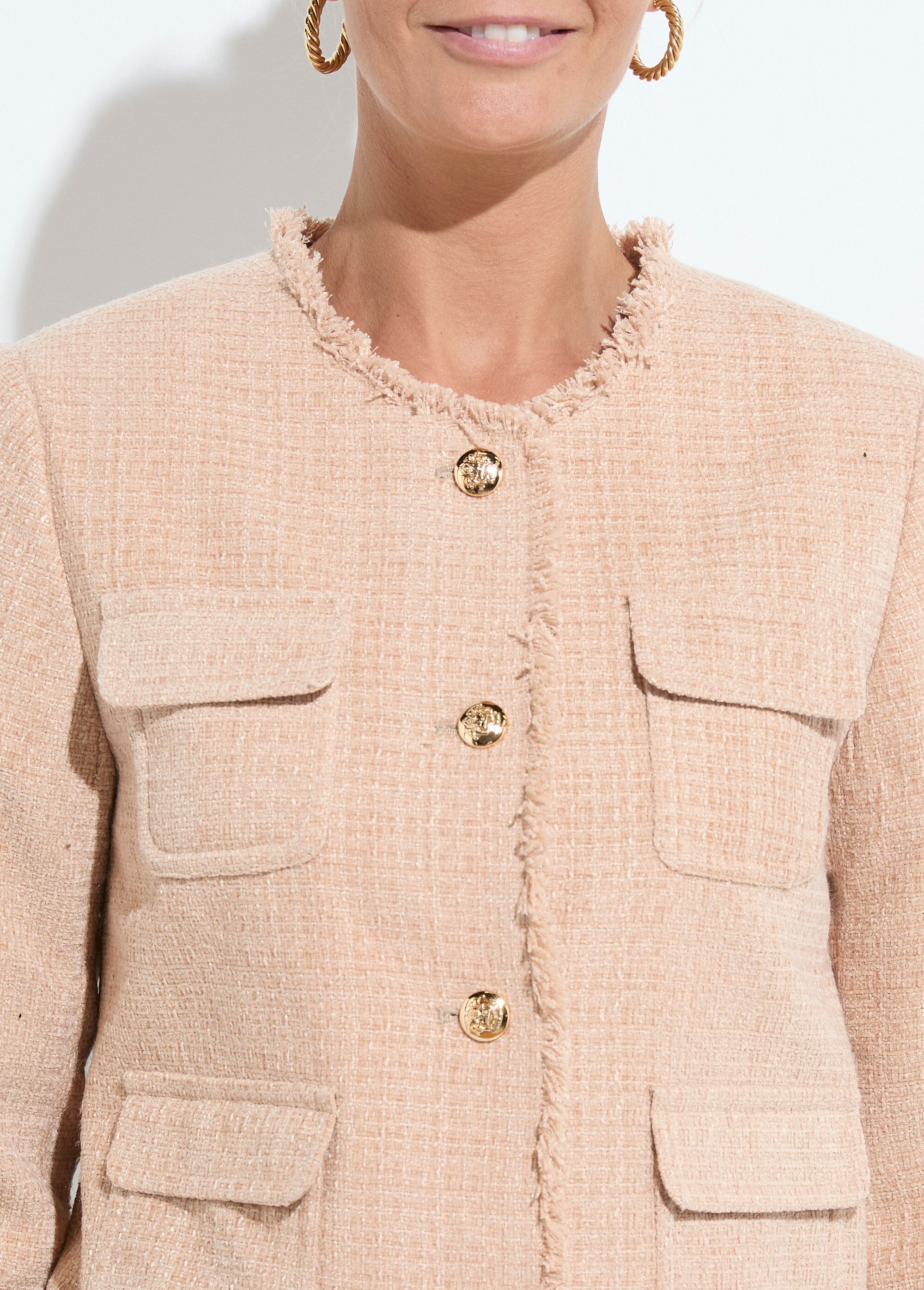 Giacca_in_tweed_senza_colletto_con_frange_e_bottoni_Amande_DE1_slim