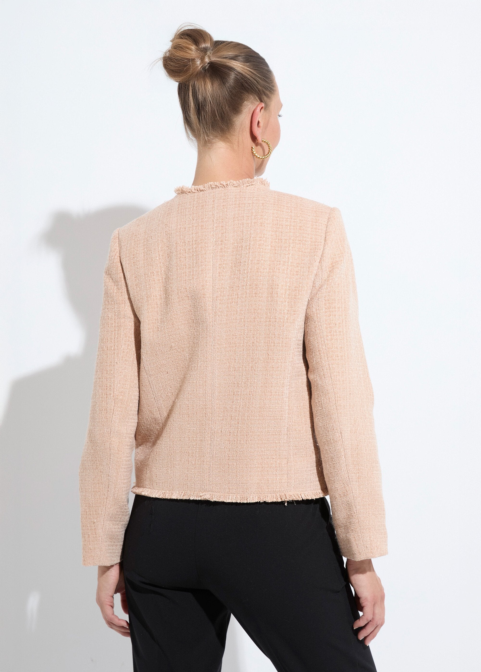 Giacca_in_tweed_senza_colletto_con_frange_e_bottoni_Amande_DO1_slim