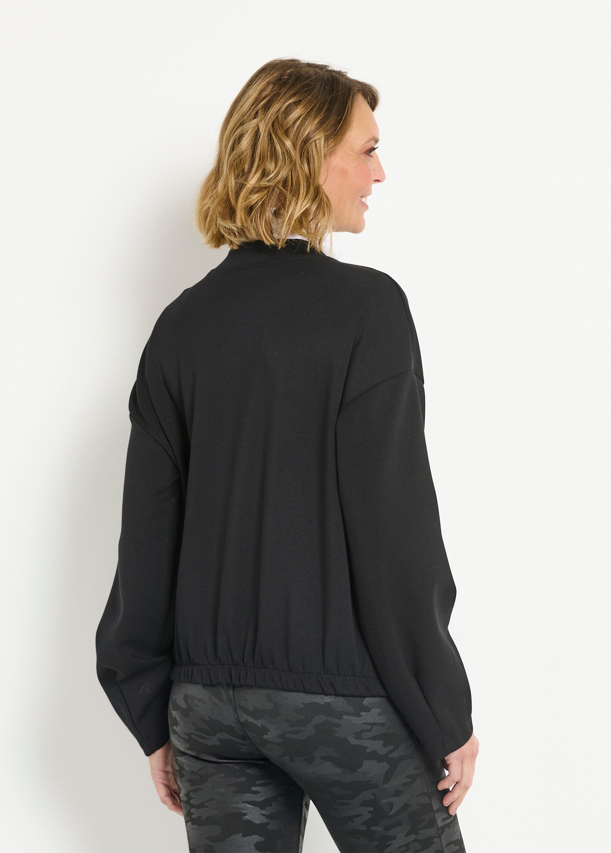 Giacca_in_stile_gattino_con_cerniera_per_il_massimo_comfort_Noir_DO1_slim