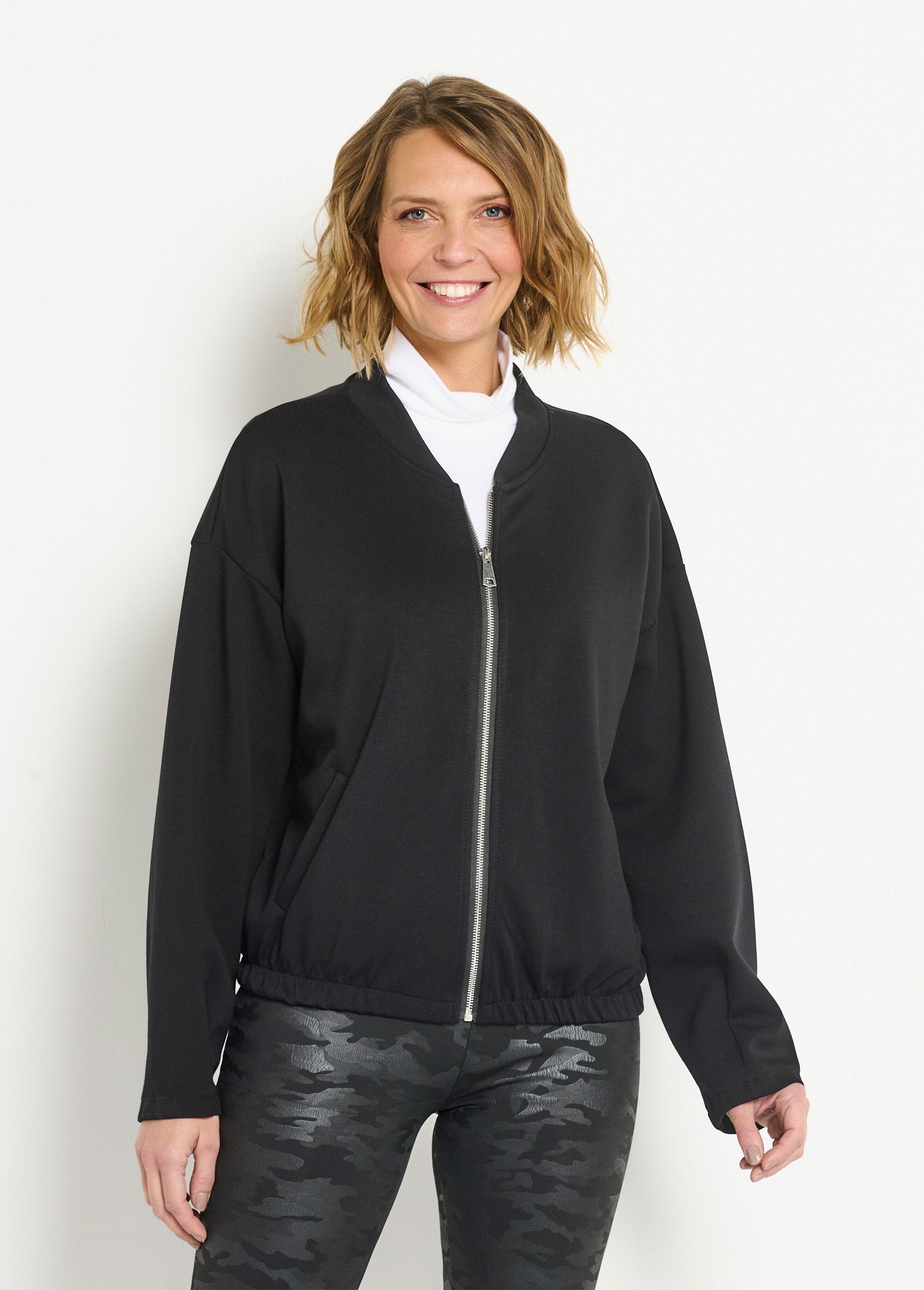 Giacca_in_stile_gattino_con_cerniera_per_il_massimo_comfort_Noir_FA1_slim