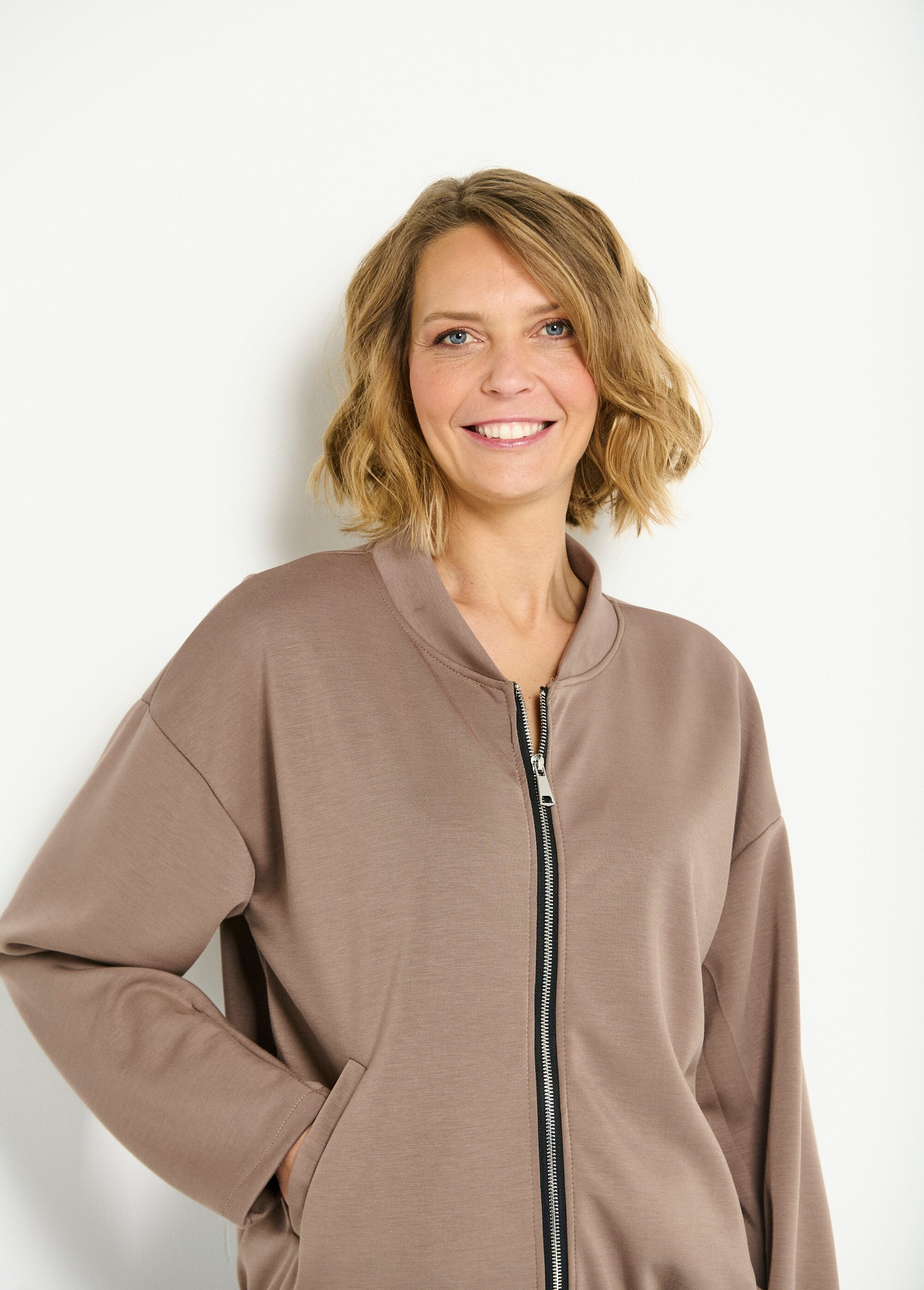 Giacca_in_stile_gattino_con_cerniera_per_il_massimo_comfort_Taupe_DE1_slim