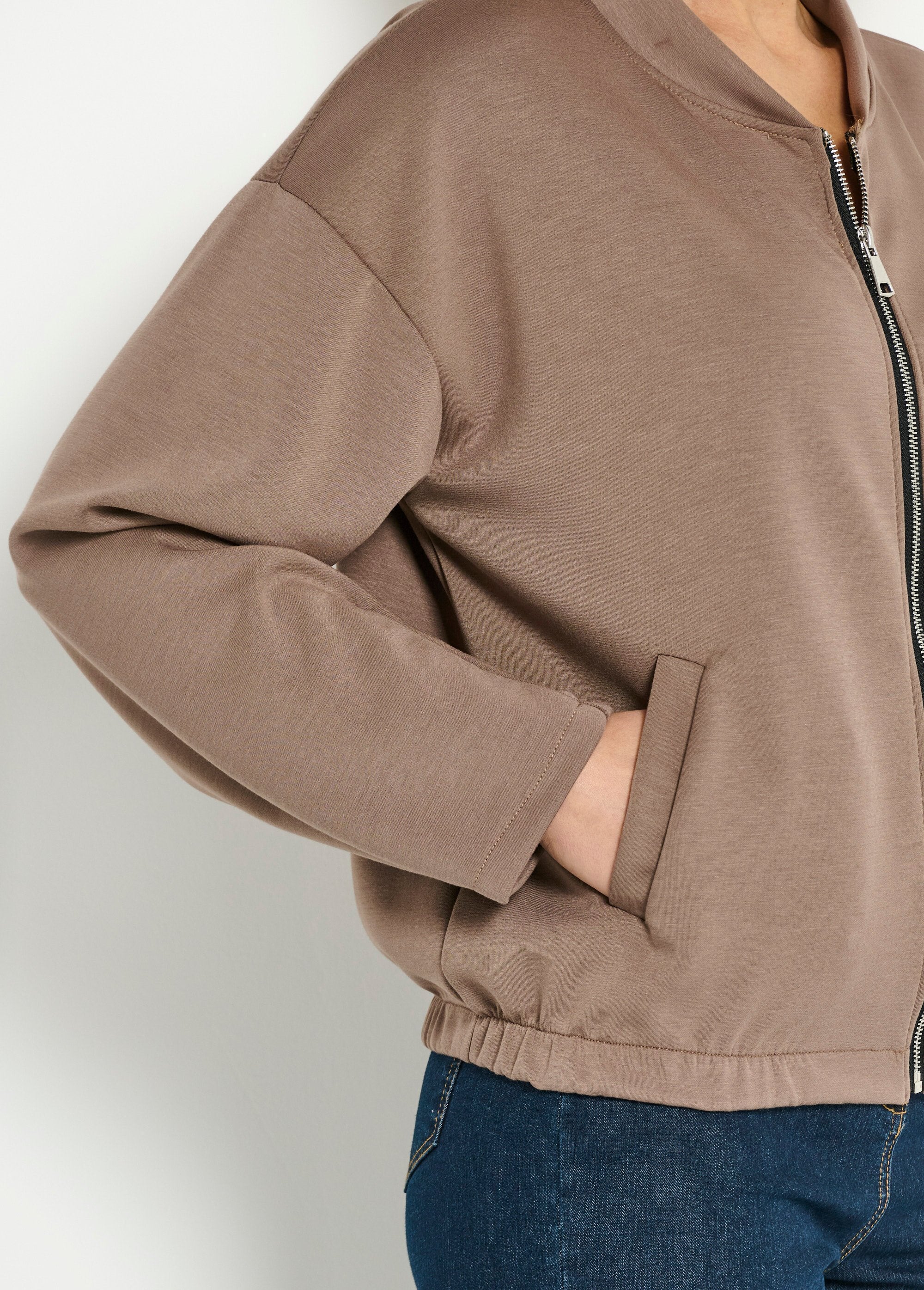 Giacca_in_stile_gattino_con_cerniera_per_il_massimo_comfort_Taupe_DE2_slim