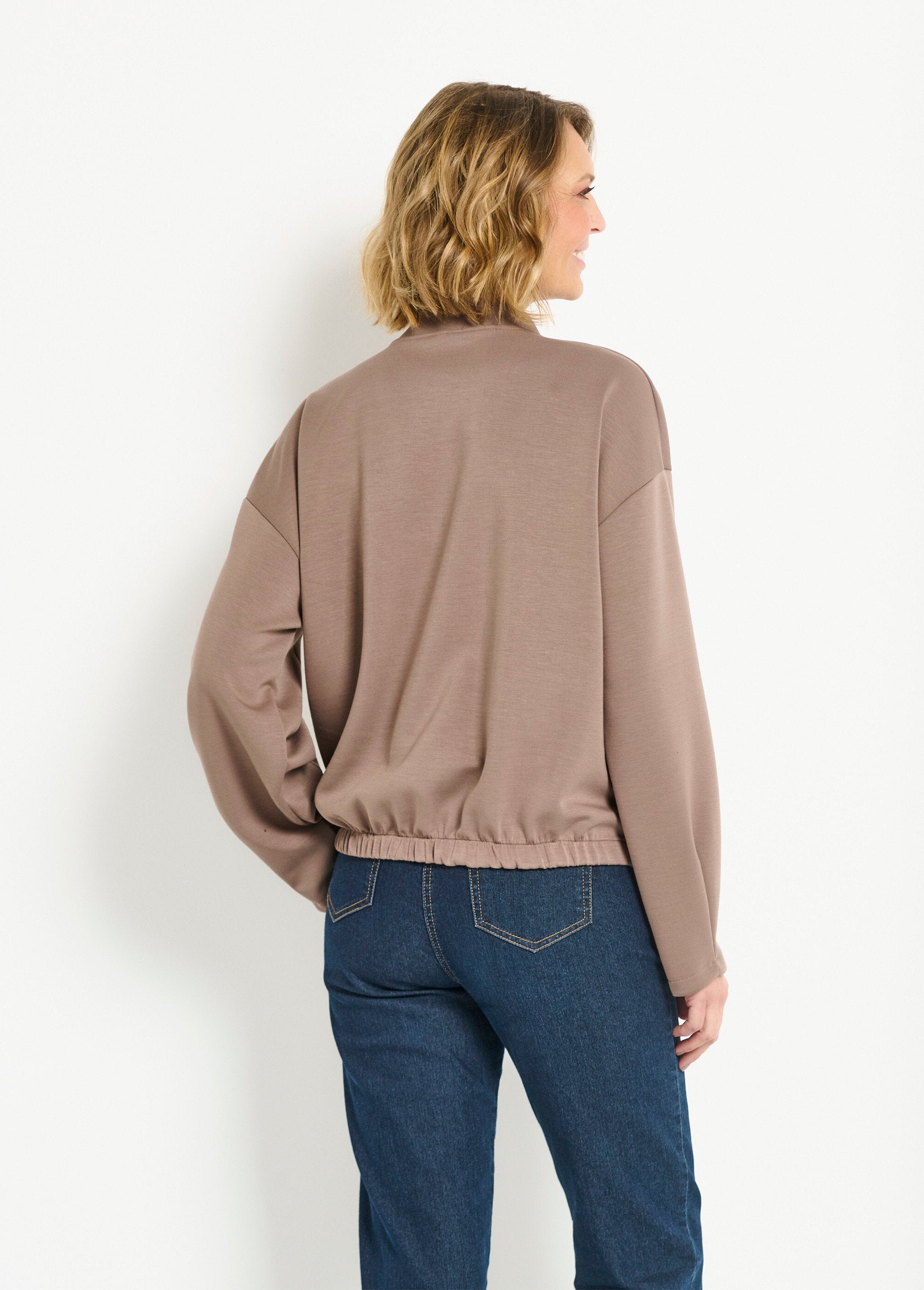Giacca_in_stile_gattino_con_cerniera_per_il_massimo_comfort_Taupe_DO1_slim