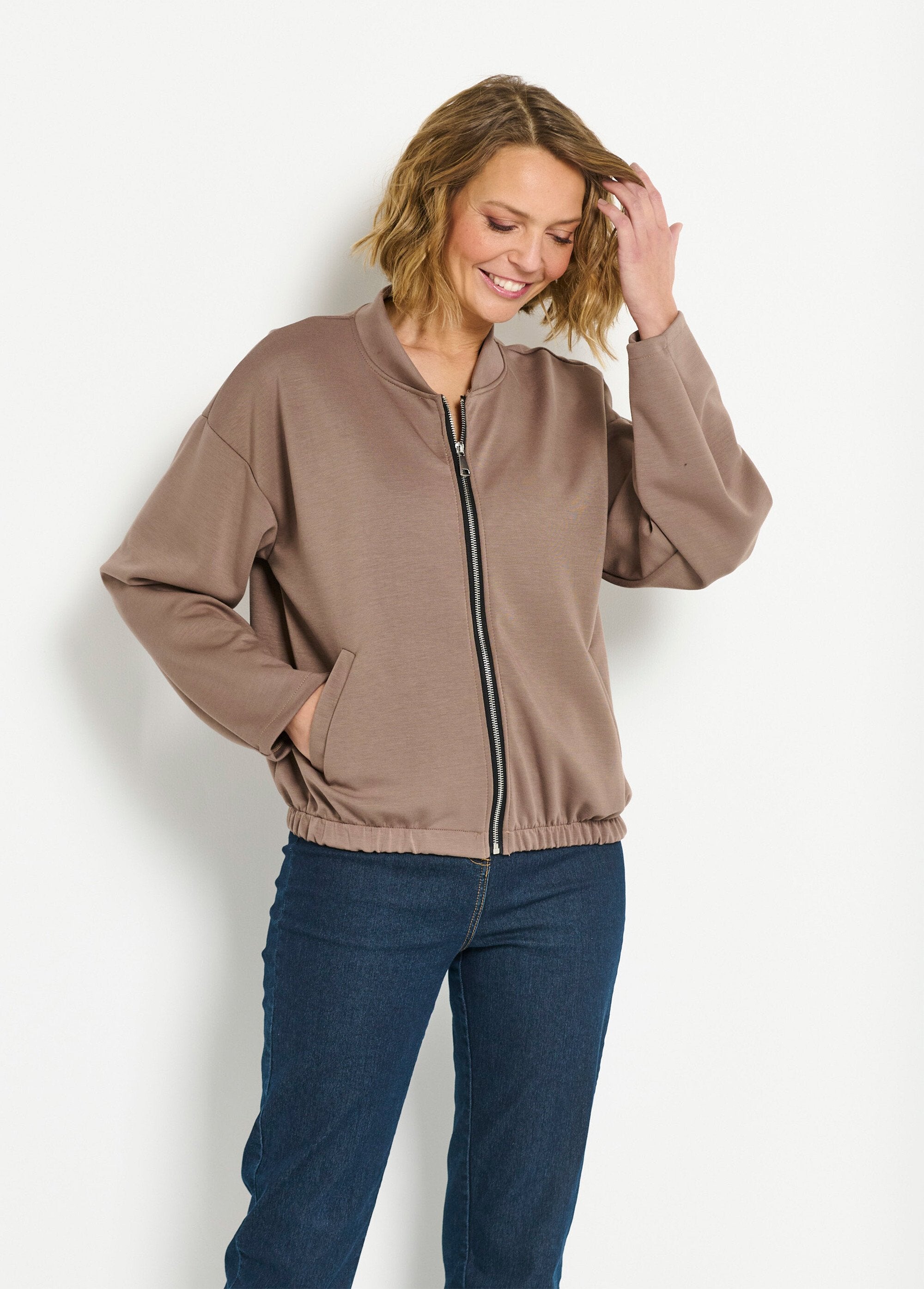 Giacca_in_stile_gattino_con_cerniera_per_il_massimo_comfort_Taupe_FA1_slim