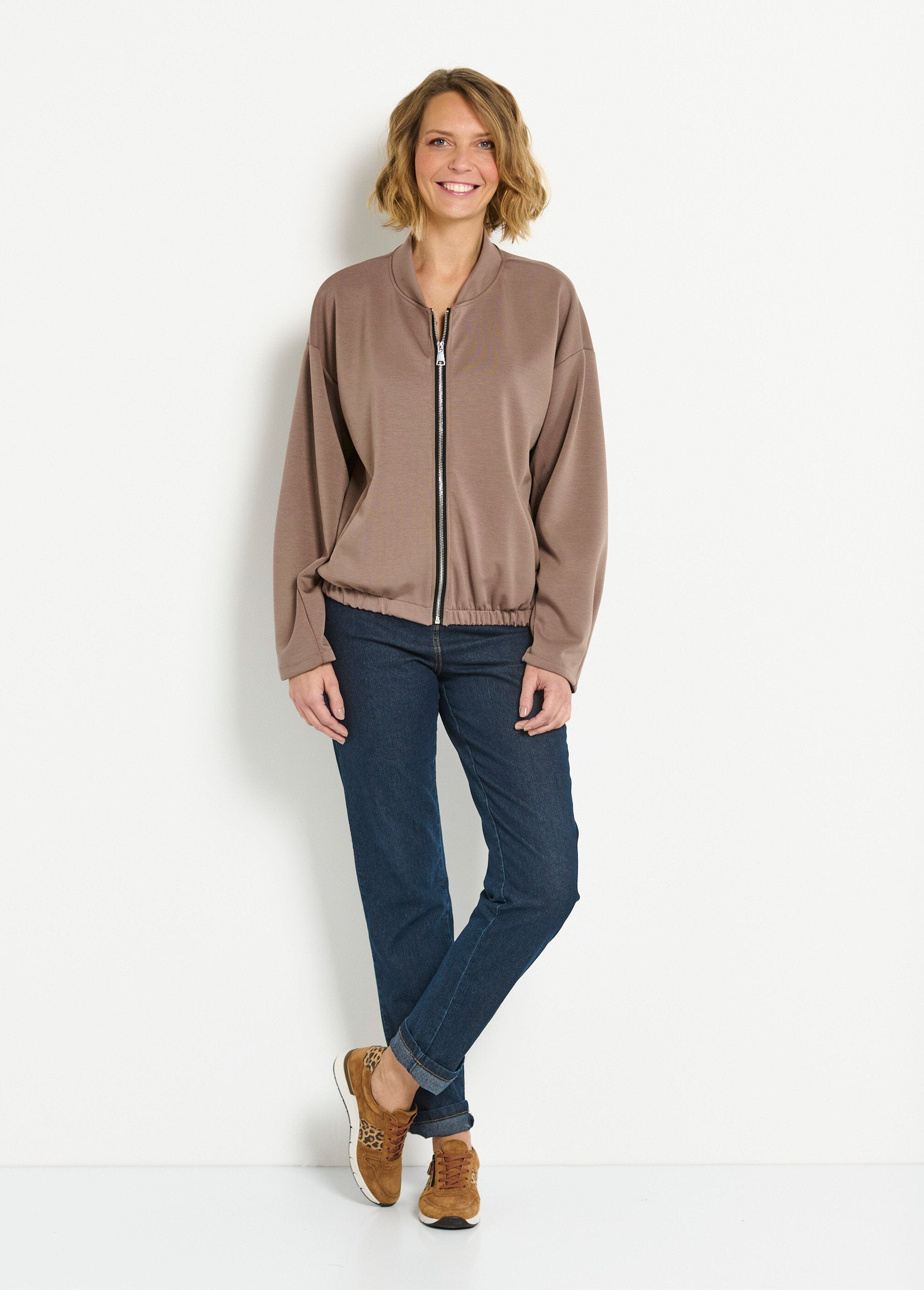 Giacca_in_stile_gattino_con_cerniera_per_il_massimo_comfort_Taupe_SF1_slim